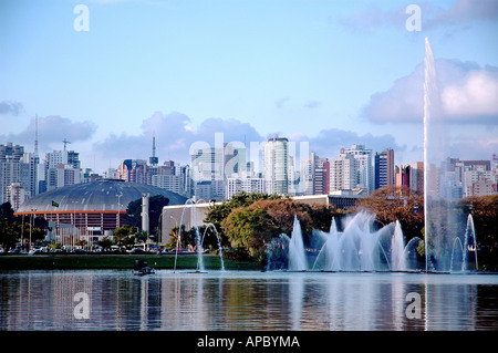 Fountain in the Ibirapuera Park in the Southern Zone of São Paulo, Brazil. In the background the skyline of 'Zona Sul' Stock Photo