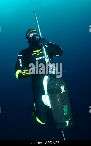 Tanya Streeter breaking the No Limits sled free dive record in the Turks Caicos Islands 2002 Stock Photo