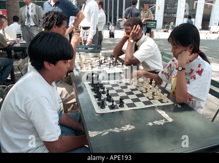 Avid chess players in Bryant Park midtown Manhattan, NYC Stock Photo - Alamy