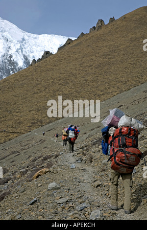 Porters on the way to Tilicho Lake. Annapurna circuit trek. Nepal Stock Photo