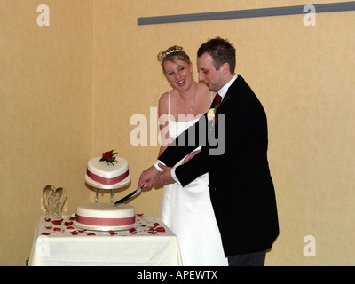 Wedding Reception at the Bull Hotel Peterborough England Brode and Groom Cutting the Cake Stock Photo