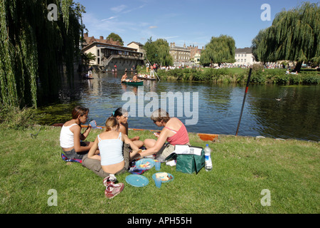 Family picnic UK: A family has a picnic on the banks of the river Cam, Cambridge, England UK Stock Photo