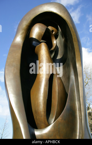 Large Upright Bronze Sculpture by Henry Moore Kew Gardens 2007 Stock Photo