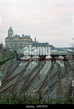 Edinburgh Waverley railway station in 1997 Stock Photo