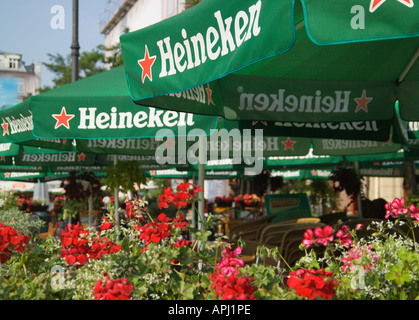 vergelijking tafereel Onverschilligheid Heineken Parasol cafe Rynek Glowny Krakow Poland Stock Photo - Alamy