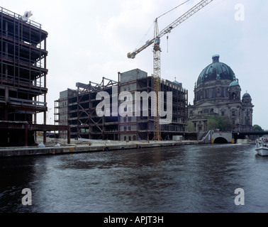 Berlin, Palast der Republik beim Abriss, und Dom von Südosten, April 2007 Stock Photo