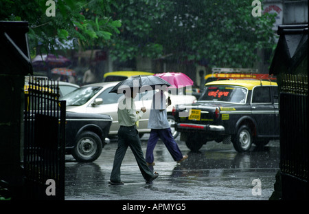 INDIA MUMBAI BOMBAY CHILDREN AND ADULTS ENCOUNTER THE FINAL DAYS OF THIS YEARS MONSOON IN THE P D MELLO ROAD Stock Photo