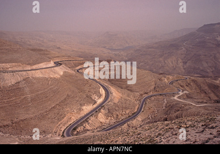 JORDAN The King's Highway winds its way through the desert at Wadi Mujib Stock Photo