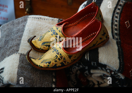 Curly on sale toed shoes