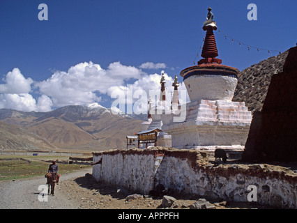 STUPAS PRAYER WHEELS outside KATSEL TEMPLE a Demoness subduing Temple built by Songtsen Gampo CENTRAL TIBET Stock Photo