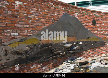 California Weed metal sculpture of town and Mount Shasta Stock Photo