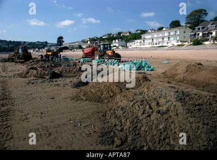 The beach at Saundersfoot still showing signs of the oil slick from the Sea Empress tanker Stock Photo