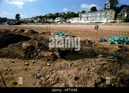 The beach at Saundersfoot still showing signs of the oil slick from the Sea Empress tanker Stock Photo