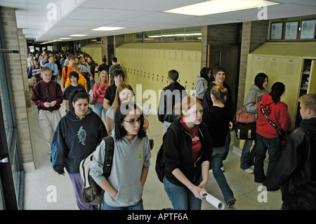 crowded high school hallway with kids