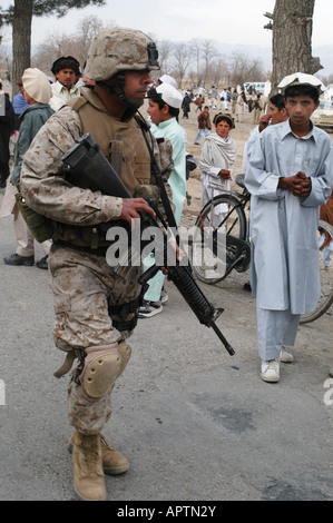East Afghanistan January 2005 US Army troops based at Khost. Soldier on patrol outside mosque compound Stock Photo