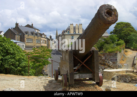 Cannon at La Couronne and view to the old quarter, La Roche Bernard, Morbihan, Brittany, France Stock Photo