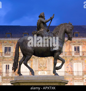 Madrid, Spain. Equestrian statue of Felipe III in the Plaza Mayor, dusk, the Real Casa de la Panadería beyond. Stock Photo