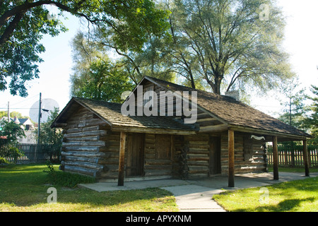 ILLINOIS Dixon Old Settlers log cabin in Lincoln Statue Park site of Old Fort Dixon Stock Photo