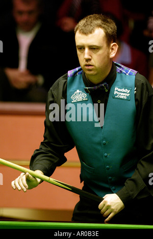 Mark Williams playing in the 2004 World Snooker Championships at the ...