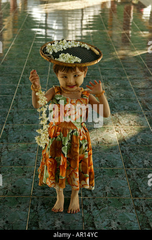 Young flower seller at Kuthowdaw Pagoda, Maedchen verkauft Blumen in Pagode, Mandalay Stock Photo