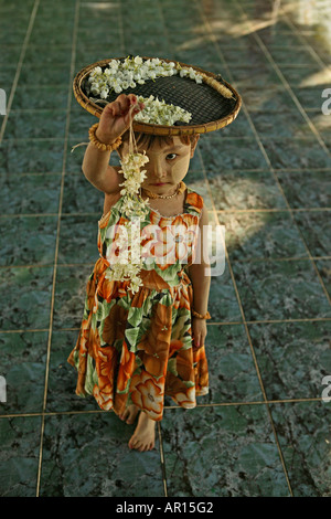 Young flower seller at Kuthowdaw Pagoda, Maedchen verkauft Blumen in Pagode, Mandalay Stock Photo