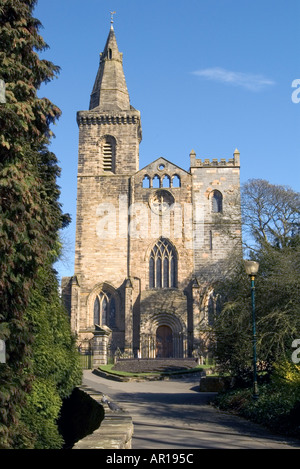 dh Dunfermline Abbey DUNFERMLINE FIFE Church entrance from Andrew Carnegies Pittencrieff Park scotland Stock Photo