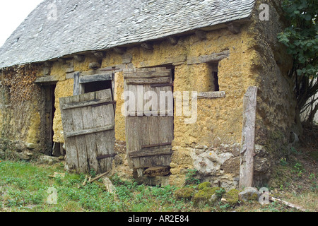 Barn built with earth, 'Le Bas Caharel' hamlet, Saint-Juvat, Brittany, France Stock Photo