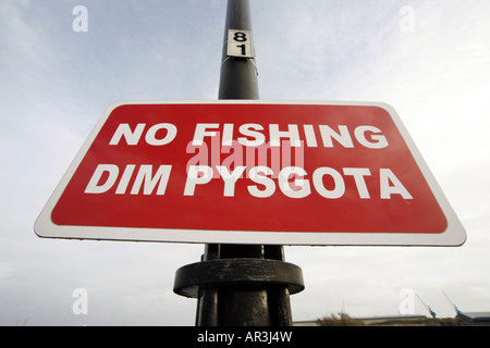 No Fishing sign in English and Welsh, Cardiff Docks Stock Photo