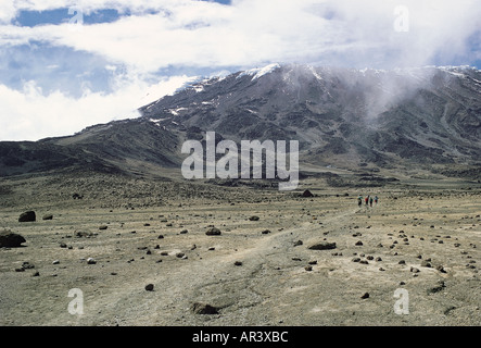 Walkers crossing the saddle between Mawenzi and Kibo on Kilimanjaro northern Tanzania Stock Photo