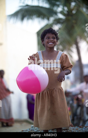 Small girl with pink balloon, playing in the street, Rupena Agrahara Hosur Road Area Bangalore, India Stock Photo