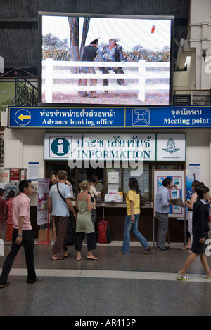 The concourse at Hua Lamphong Railway station showing the travel information desk. Bangkok, Thailand Stock Photo