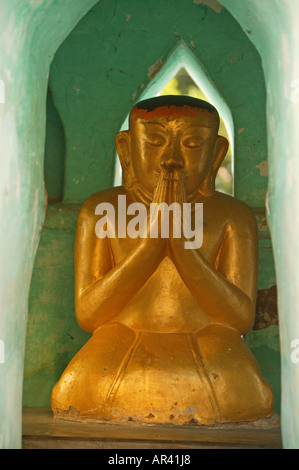 Figures, Shwezigon Paya, Figuren in Shwezigon Pagode in Pagan, erbaut in 1090, enthaelt Kopie eines Zahns von Buddha und paar Kn Stock Photo
