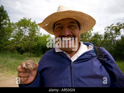 A curio street hawker on the Monte Albán spot (Oaxaca - Mexico). Vendeur ambulant de souvenirs sur le site de Monte Albán. Stock Photo