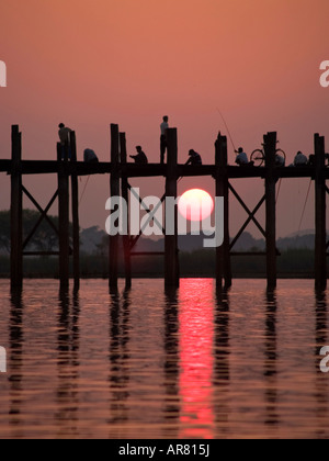 sunset glow at the U Beins Bridge in Mandalay Stock Photo - Alamy