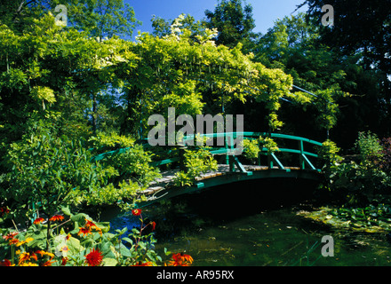 Wisteria covered bridge over the Lily pond at Giverny Stock Photo