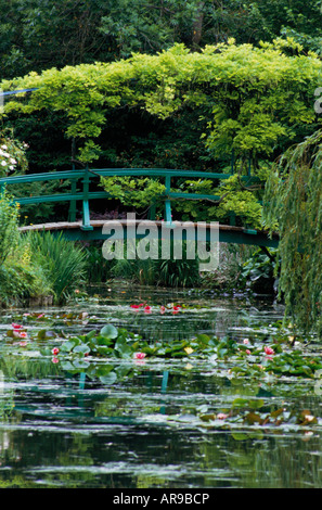 Wisteria covered bridge over Lily pond at Giverny Stock Photo