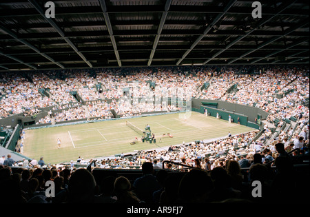 Crowds at court no one at Wimbledon 2006 Wimbledon London England Stock Photo