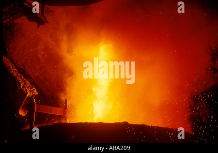 BRITISH STEEL PRODUCTION Molten steel being poured into a Bessamer converter in a British steel foundry UK Stock Photo