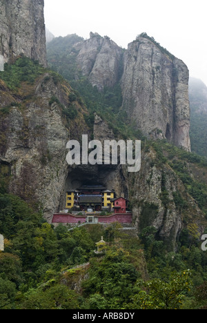 Taoist temple built in mountain side cave, Yangdang Mountains, Wenzhou, Zhejiang Province, China Stock Photo