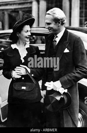 Olivier, Laurence Sir, 22.5.1907 - 11.7.1989, British actor, with 2nd wife Vivien Leigh, (1913-1967), after granting of honorary title, departure, Buckingham Palace, London, 1947, England, husband, couple, female, woman, , Stock Photo