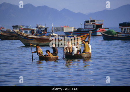 Fishermen coming ashore in thung chais (basket boats), Cau Dau, near Nha Trang, Vietnam, Indochina, Southeast Asia, Asia Stock Photo