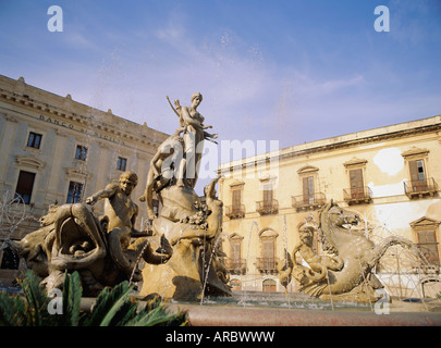 Statue of Artemis (late 19th century by Giulio Moschetti), Piazza Archimede, Ortygia, Siracusa, Sicily, Italy Stock Photo