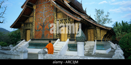 Classic Lao temple architecture, Wat Xieng Thong, Luang Prabang, Laos, Indochina, Asia Stock Photo