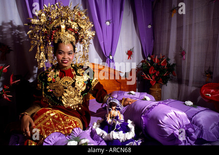 Indonesia Sumatra Minangkabau People Woman Man Wedding Mariage matriarchy