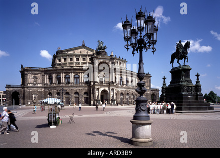 Dresden, Theaterplatz, Semperoper mit Reiterstandbild König Johann von Sachsen Stock Photo