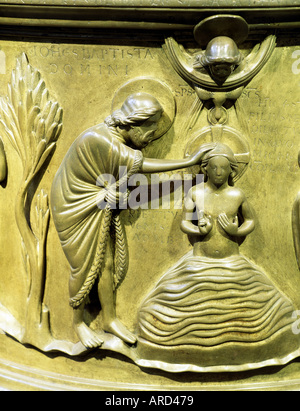 Lüttich, St. Bartholomäus, Romanisches Bronzetaufbecken (Detail) Stock Photo