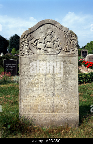 Süderende (Insel Föhr), St. Laurentii, Grabstein auf dem Friedhof Stock Photo