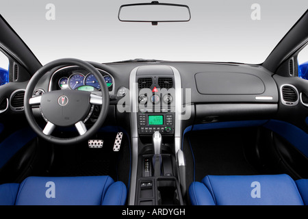 2006 Pontiac GTO in Blue - Dashboard, center console, gear shifter view Stock Photo