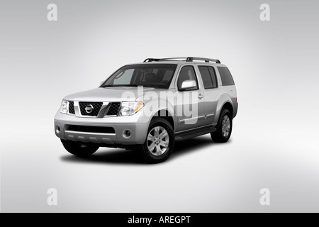 2006 Nissan Pathfinder LE in Silver - Front angle view Stock Photo