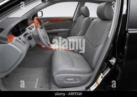 2007 Toyota Avalon Limited in Black - Front seats Stock Photo